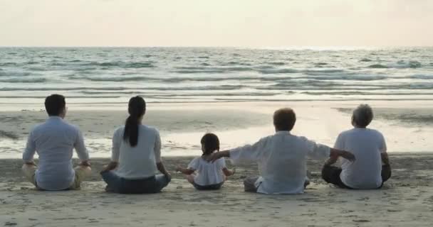 Groep Mensen Die Yoga Beoefenen Het Strand — Stockvideo