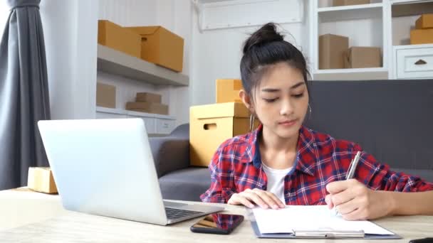 Junge Frau Arbeitet Mit Laptop Büro — Stockvideo