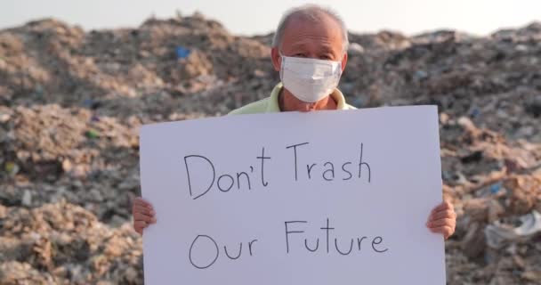 Mężczyzna Maską Oznakowaniem Plaży Koncepcja Środowiskowa — Wideo stockowe
