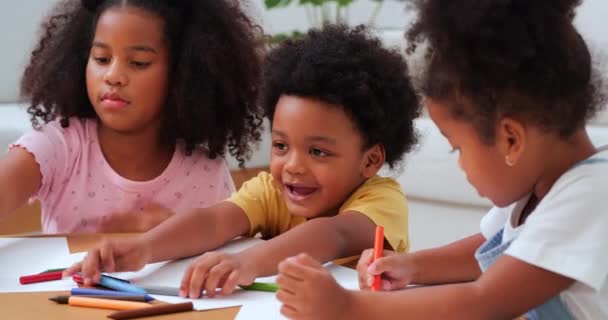 Афріканські Американські Діти Сидять Столом Домашніх Малюнках — стокове відео