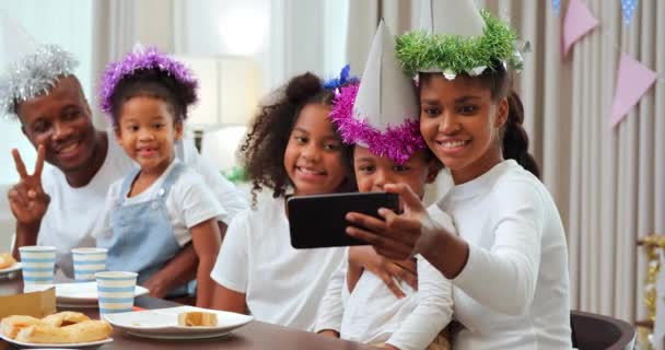 Щаслива Сім Дітьми Вдома Святкування — стокове відео