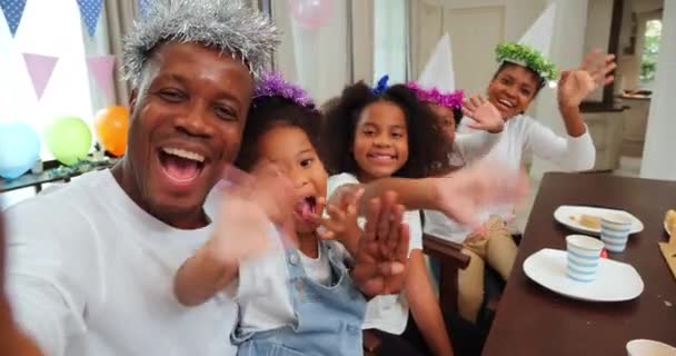 Felice Famiglia Che Festeggia Compleanno Con Loro Figli — Video Stock