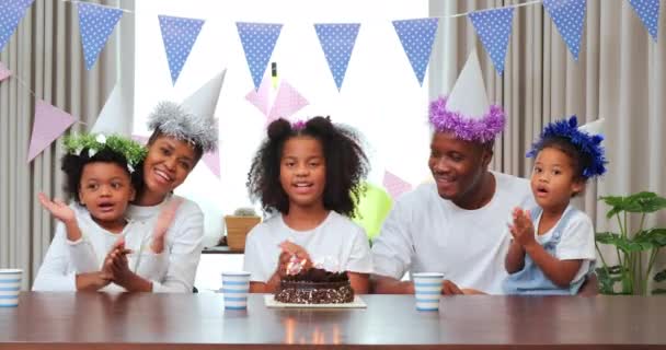 Szczęśliwa Rodzina Świętuje Urodziny Swoimi Dziećmi — Wideo stockowe