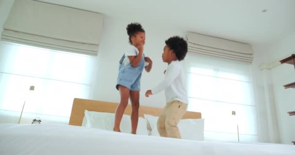 Família Feliz Lutando Com Travesseiros Cama — Vídeo de Stock