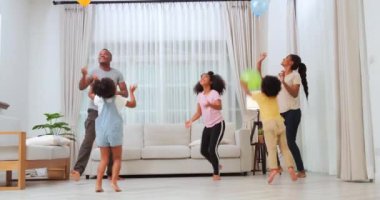 Genç aile odada dans ediyor. 