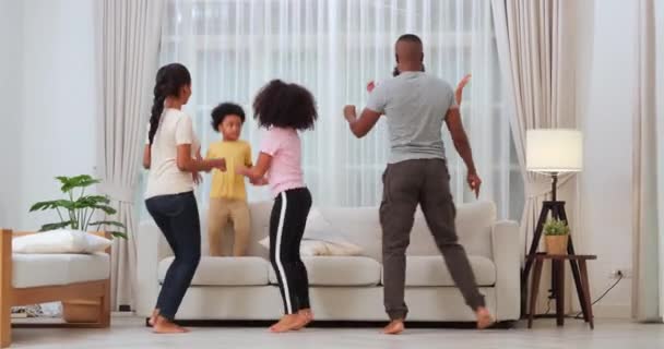 Νεανική Αφρικάνικη Οικογένεια Που Διασκεδάζει Στο Σπίτι — Αρχείο Βίντεο
