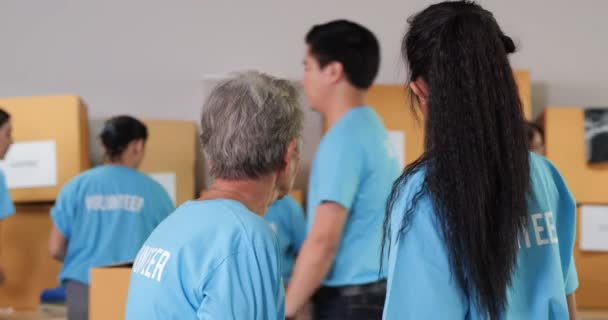 身穿蓝色T恤衫的志愿者 — 图库视频影像
