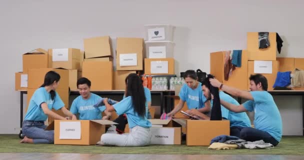 Voluntarios Camisetas Azules Empaquetando Cajas — Vídeos de Stock