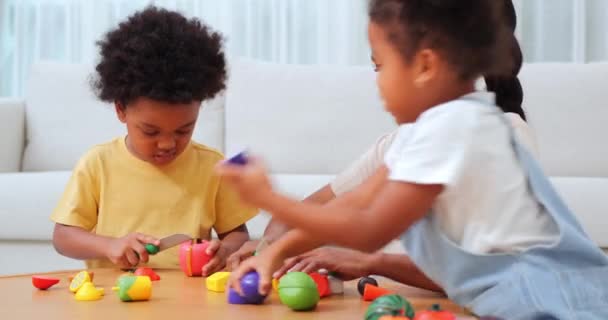 Афроамериканських Дітей Мамою Вдома Бавляться Іграшками — стокове відео