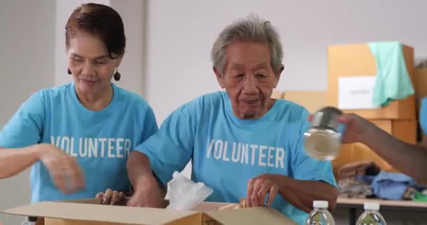 Εθελοντές Μπλε Μπλουζάκια Συσκευάζοντας Κουτιά — Αρχείο Βίντεο