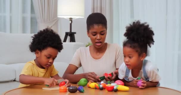 Афроамериканських Дітей Мамою Вдома Бавляться Іграшками — стокове відео