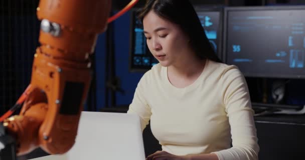 Asijská Mladá Žena Pracovník Strojírenství Továrna — Stock video