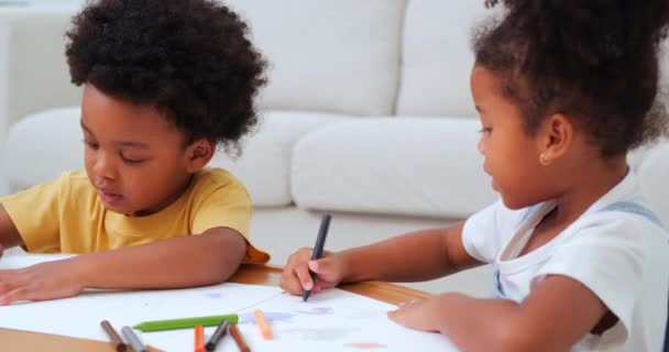 Афріканські Американські Діти Малюють Вдома — стокове відео