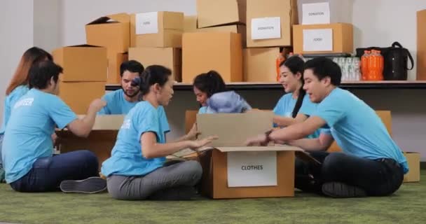 Εθελοντές Μπλε Μπλουζάκια Συσκευάζοντας Κουτιά — Αρχείο Βίντεο