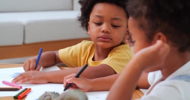 Niños Afroamericanos Dibujando Casa — Vídeos de Stock