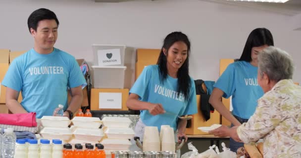 Voluntarios Camisetas Azules Alimentando Los Necesitados — Vídeo de stock