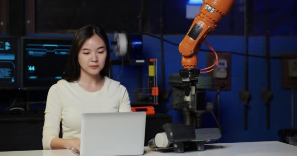 機械工場で働くアジアの若い女性労働者は — ストック動画