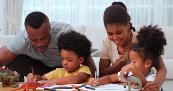 Афроамериканські Діти Мамою Татом Малюють Вдома — стокове відео