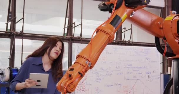 Asiática Jovem Trabalhador Feminino Fábrica Máquinas — Vídeo de Stock