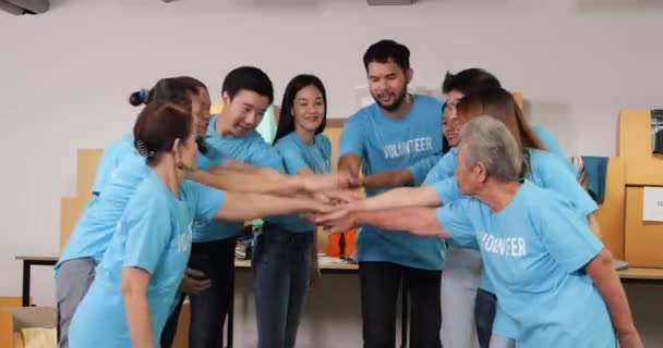 Εθελοντές Μπλε Μπλουζάκια Που Υποστηρίζουν Ομαδικό Πνεύμα Ενώνουν Χέρια Τους — Αρχείο Βίντεο