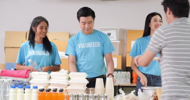 Dobrovolníci Modrých Tričkách Krmí Potřebné — Stock video