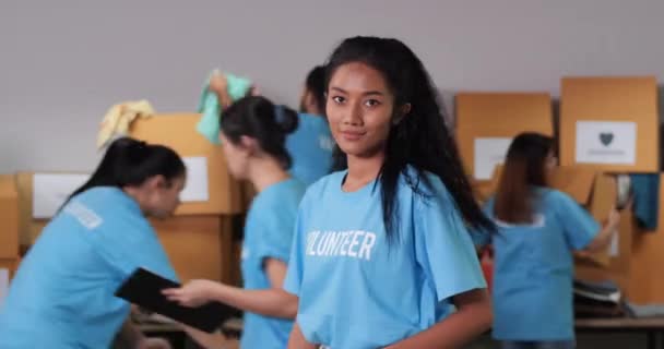 Dobrovolníci Modrých Tričkách Balicí Boxy — Stock video
