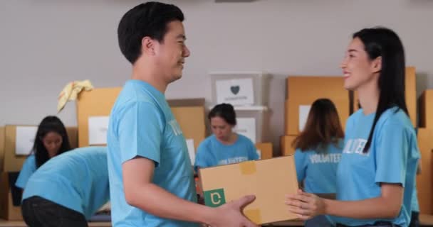Gönüllüler Mavi Tişörtlerle Kutuları Paketliyor — Stok video