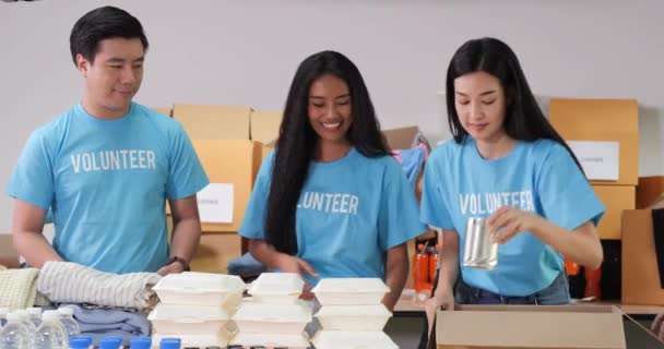 Εθελοντές Μπλε Μπλουζάκια Που Ταΐζουν Τους Άπορους — Αρχείο Βίντεο