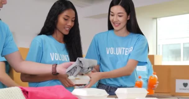 Volontari Shirt Blu Che Nutrono Bisognosi — Video Stock