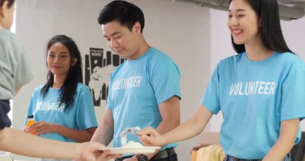 Bénévoles Shirts Bleus Nourrissant Les Nécessiteux — Video