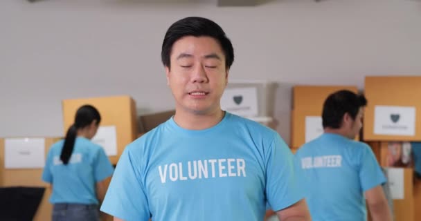 Voluntarios Camisetas Azules Empaquetando Cajas — Vídeo de stock