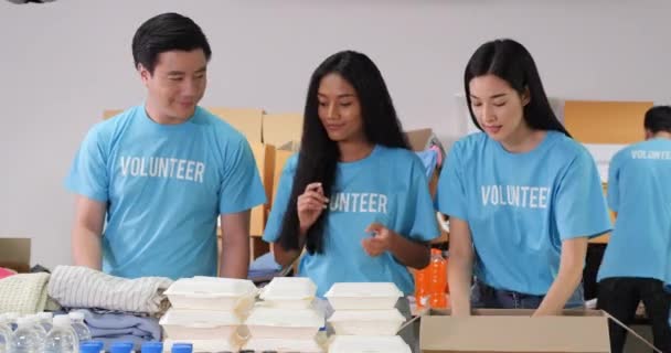 Vrijwilligers Met Donatiedozen Mensen Achtergrond — Stockvideo