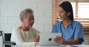 Hastanede genç bir bayan doktorla birlikte son sınıf öğrencisi.