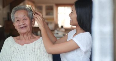 Kıdemli kadın torunuyla evde vakit geçiriyor.