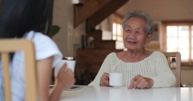 Kıdemli kadın torunuyla evde vakit geçiriyor.