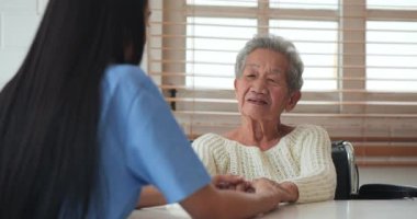 Hastanede genç bir bayan doktorla birlikte son sınıf öğrencisi.