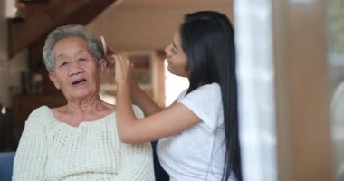 Kıdemli kadın torunuyla evde vakit geçiriyor.