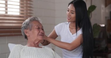 Kıdemli kadın torunuyla evde vakit geçiriyor.