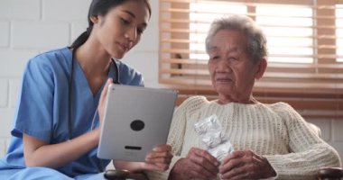 Hastanede genç bir bayan doktorla birlikte son sınıf öğrencisi.