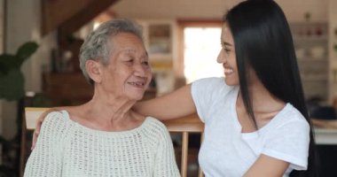 Kıdemli kadın torunuyla evde vakit geçiriyor.