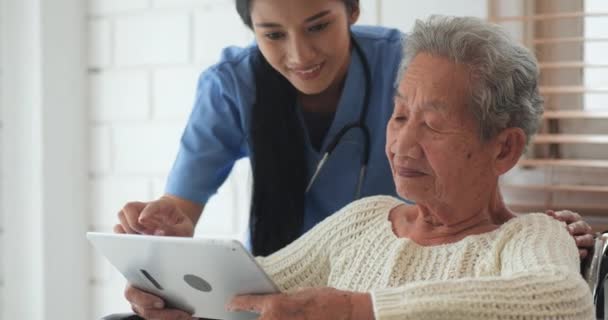 Donna Anziana Con Giovane Medico Donna Ospedale — Video Stock