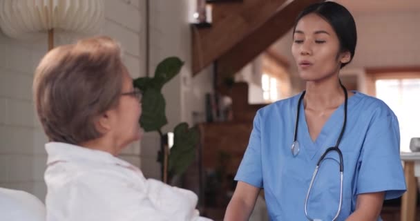 Femme Âgée Avec Jeune Femme Médecin Hôpital — Video