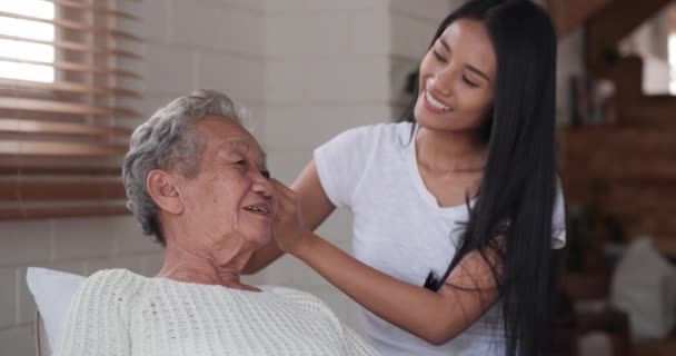 Seniorka Spędzająca Czas Wnuczką Domu — Wideo stockowe