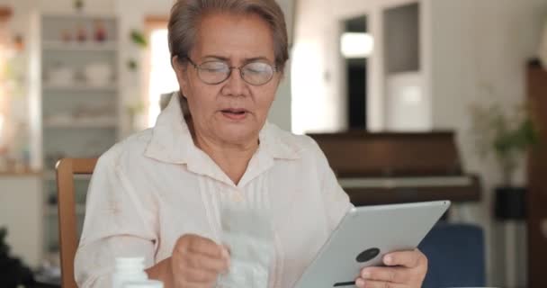 Ηλικιωμένη Γυναίκα Που Χρησιμοποιεί Ένα Ψηφιακό Δισκίο Για Μάθει Για — Αρχείο Βίντεο