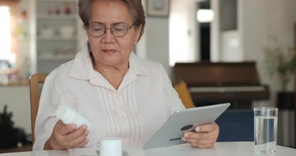 Mujer Mayor Que Usa Una Tableta Digital Para Aprender Sobre — Vídeos de Stock
