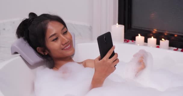 Filmagens Uma Menina Tomando Banho Com Smartphone — Vídeo de Stock
