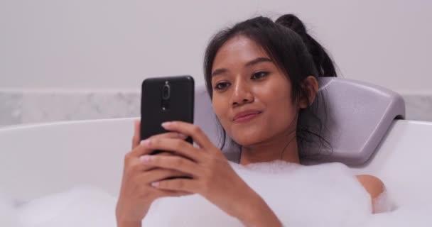 Záběry Dívky Jak Koupe Komunikuje Smartphonem — Stock video