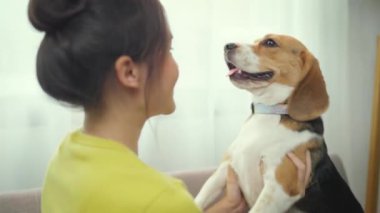 Evinde köpeği olan sevimli Asyalı kadın.
