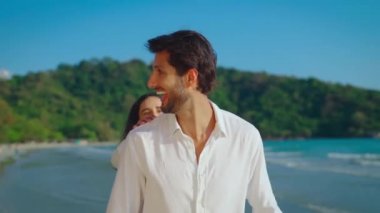 Asırlık bir çiftin sahilde yürürken birbirlerine eşlik etmelerinin görüntüleri.