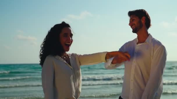 ビーチで踊っている幸せと陽気なカップル — ストック動画